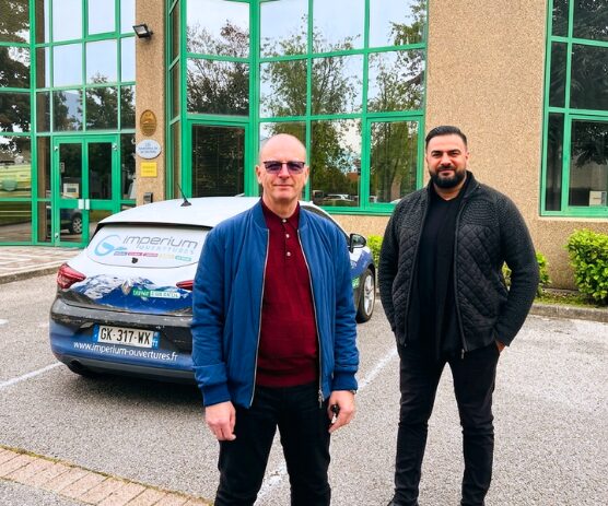 Équipe Imperium Ouvertures devant l'agence de Saint-Genis-Pouilly, Pays de Gex