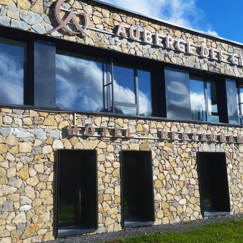 Fenêtre mixte bois aluminium pour l'auberge des Glières en Haute-Savoie