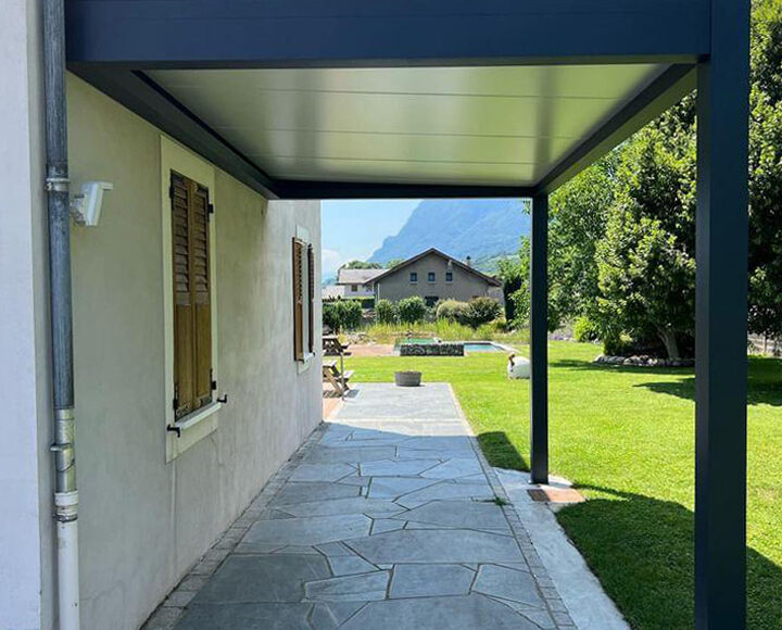 Réalisation Imperium Ouvertures carport toit plat gris anthracite RAL 7016 terrasse voiture imperium ouvertures akena