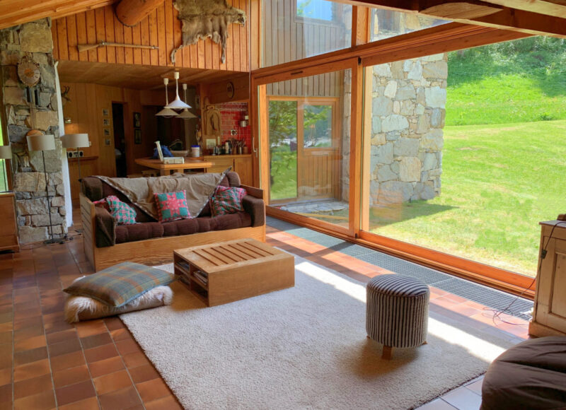 Grand coulissant aluminium couleur chêne doré dans un chalet à Val d'Isère