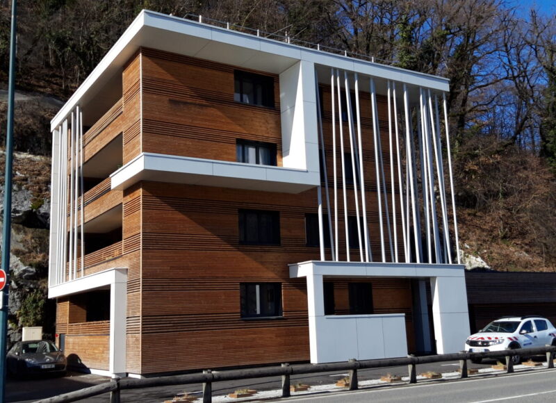 Remplacement des fenêtres PVC et aluminium et des volet roulants pour les logements de l'usine La Puya à Annecy