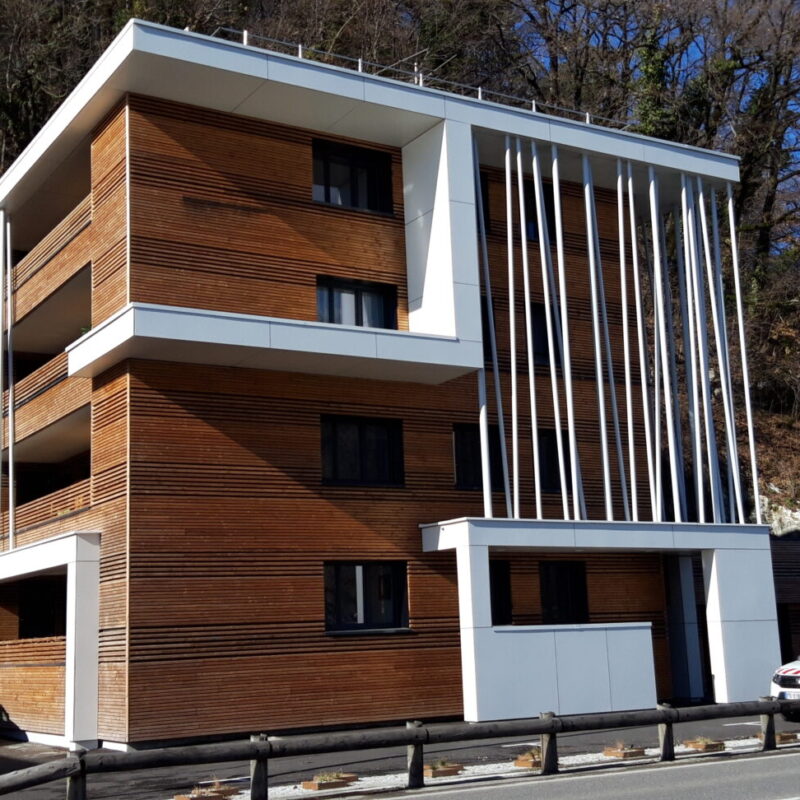 Remplacement des fenêtres PVC et aluminium et des volet roulants pour les logements de l'usine La Puya à Annecy