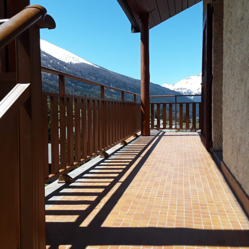 Garde corps aluminium couleur chêne doré à Val Cenis