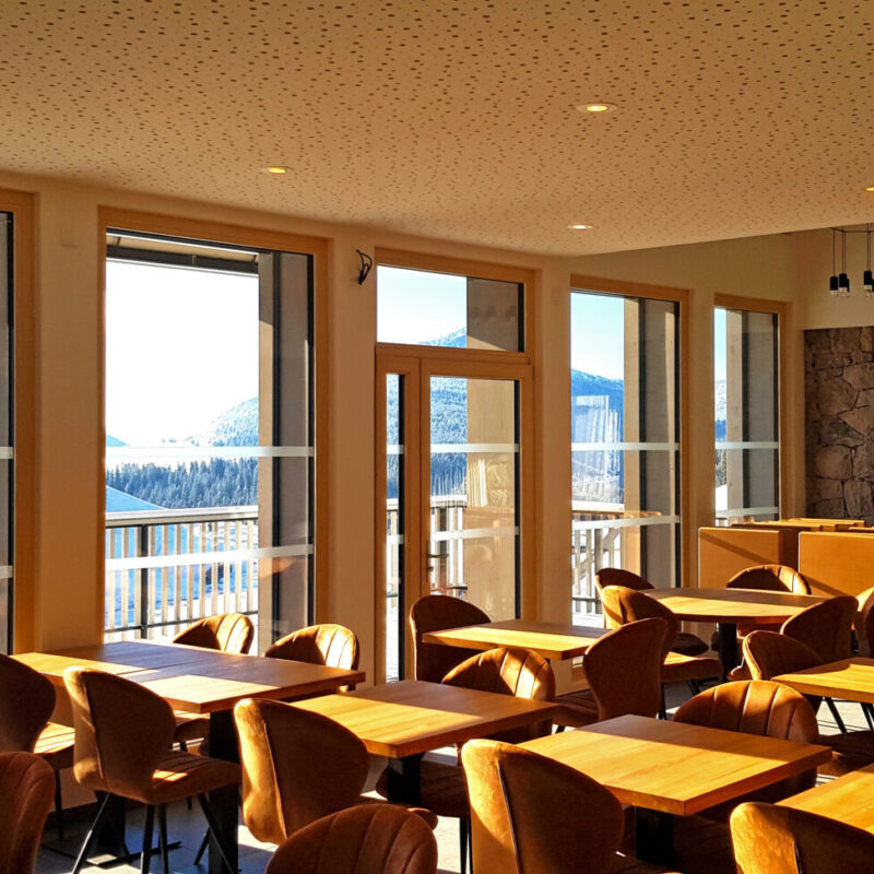 Remplacement des fenêtres mixte bois-aluminium pour l'Auberge des Glières