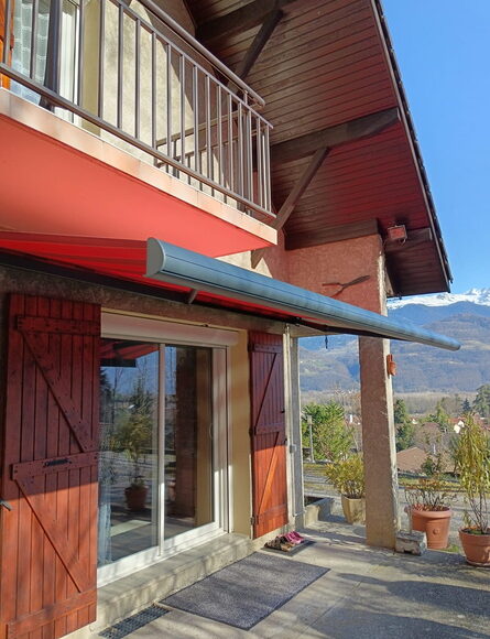 Imperium Ouvertures_Realisation_Store banne rouge CAPUTO La Terrasse_2