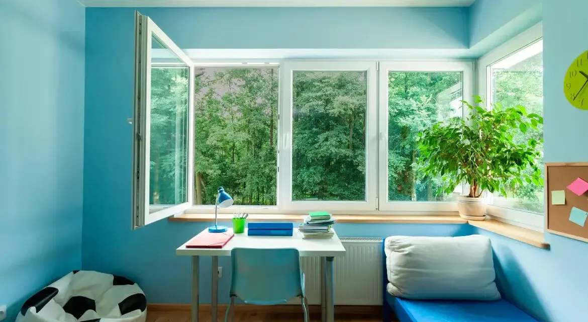Moustiquaire fenêtre enroulable sur-mesure, toile fibre & coffre ALU