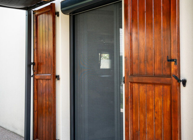 Moustiquaire pour une porte fenêtre avec une toile gris anthracite