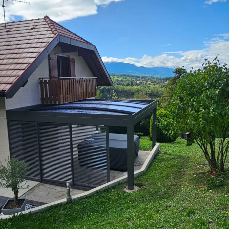 Pergola bioclimatique à toit ouvrant avec brises vue