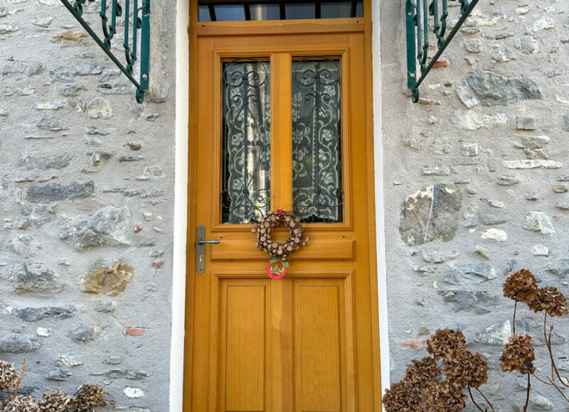 Installation d’une porte d’entrée bois à Goncelin (73)