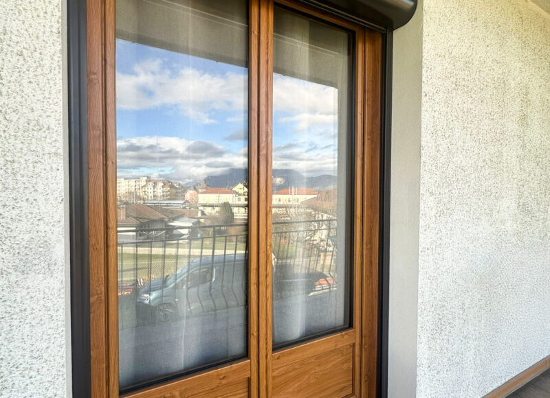 Installation d’une porte-fenêtre PVC décor Winchester à La Roche-sur-Foron (74)