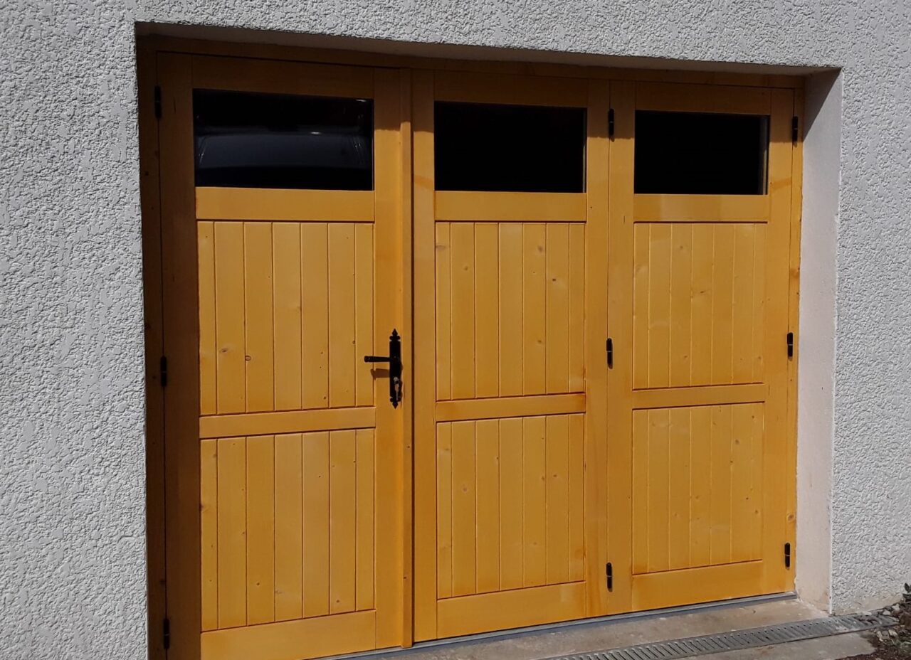 Porte de garage battante en bois - Imperium Ouvertures