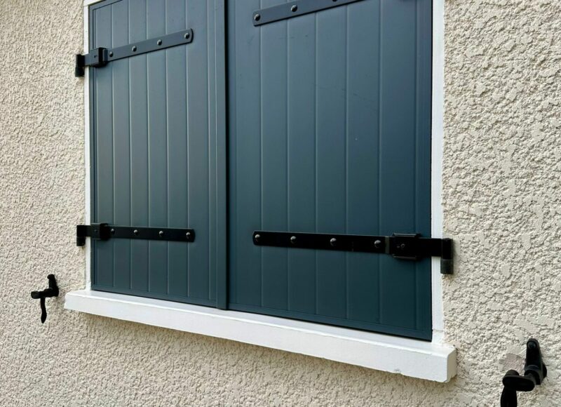 Installation d’un volet battant aluminium gris à Yenne (73)