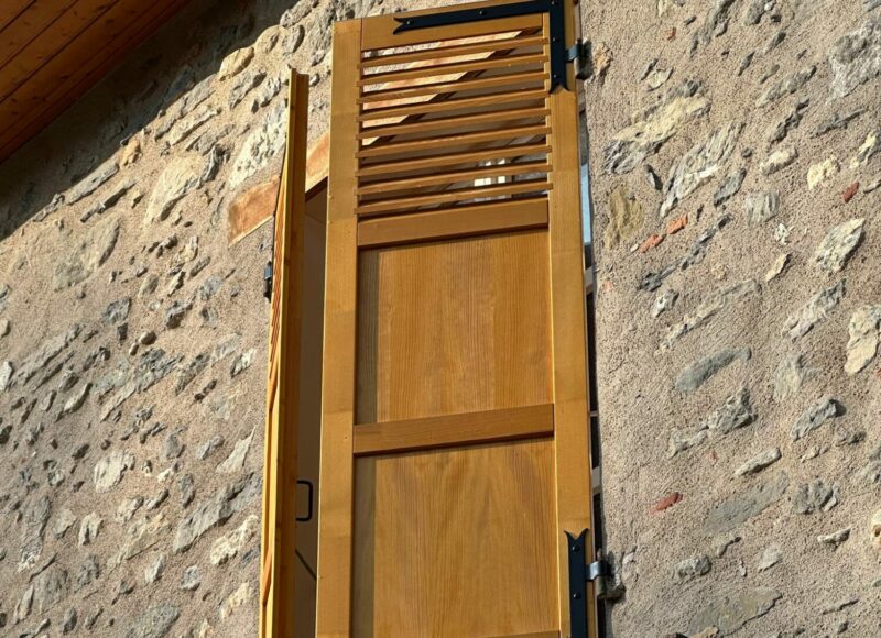 Installation d’un volet battant bois naturel à Goncelin (73)